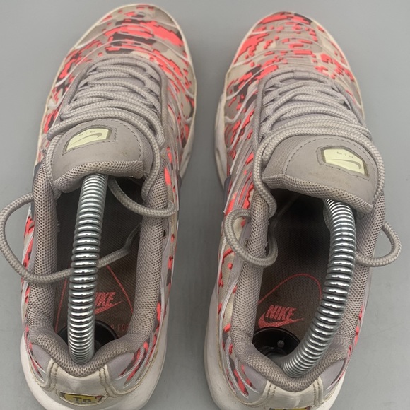 Nike Air Max Plus TN Women’s Gunsmoke Gray Digi Pink Camo Size 6.5 - Picture 5 of 7